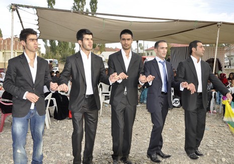 Yüksekova'da 10.10. Ekim 2010 tarihleri arasında evlenen çiftleri sizler için sayfamıza taşıdık. Yüksekova Güncel olarak tüm çiftlerimize mutluluklar dileriz