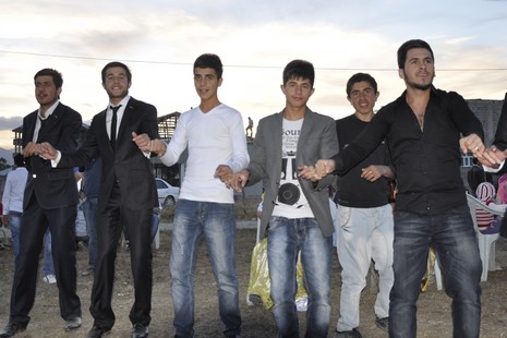 Yüksekova'da 10.10. Ekim 2010 tarihleri arasında evlenen çiftleri sizler için sayfamıza taşıdık. Yüksekova Güncel olarak tüm çiftlerimize mutluluklar dileriz