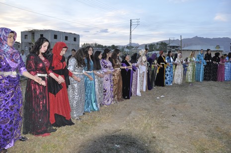 Yüksekova'da 10.10. Ekim 2010 tarihleri arasında evlenen çiftleri sizler için sayfamıza taşıdık. Yüksekova Güncel olarak tüm çiftlerimize mutluluklar dileriz