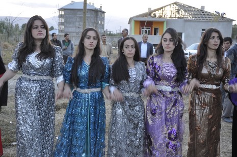 Yüksekova'da 10.10. Ekim 2010 tarihleri arasında evlenen çiftleri sizler için sayfamıza taşıdık. Yüksekova Güncel olarak tüm çiftlerimize mutluluklar dileriz