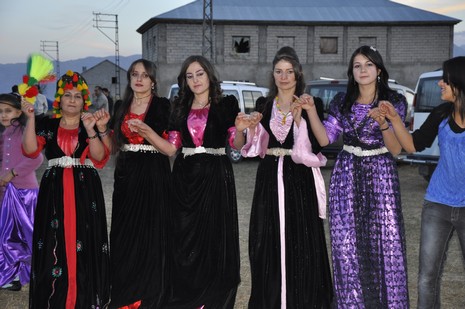 Yüksekova'da 10.10. Ekim 2010 tarihleri arasında evlenen çiftleri sizler için sayfamıza taşıdık. Yüksekova Güncel olarak tüm çiftlerimize mutluluklar dileriz