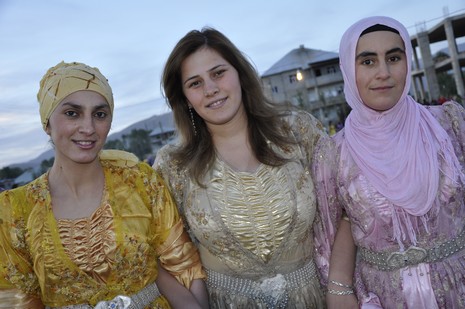 Yüksekova'da 10.10. Ekim 2010 tarihleri arasında evlenen çiftleri sizler için sayfamıza taşıdık. Yüksekova Güncel olarak tüm çiftlerimize mutluluklar dileriz