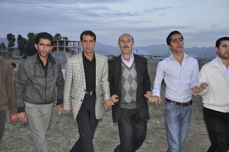 Yüksekova'da 10.10. Ekim 2010 tarihleri arasında evlenen çiftleri sizler için sayfamıza taşıdık. Yüksekova Güncel olarak tüm çiftlerimize mutluluklar dileriz