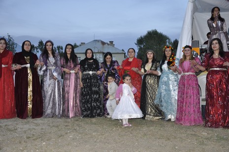 Yüksekova'da 10.10. Ekim 2010 tarihleri arasında evlenen çiftleri sizler için sayfamıza taşıdık. Yüksekova Güncel olarak tüm çiftlerimize mutluluklar dileriz