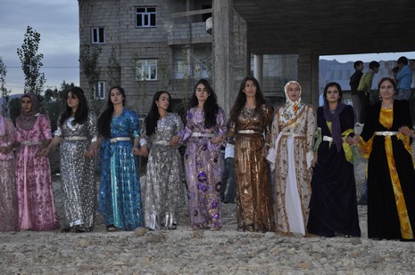 Yüksekova'da 10.10. Ekim 2010 tarihleri arasında evlenen çiftleri sizler için sayfamıza taşıdık. Yüksekova Güncel olarak tüm çiftlerimize mutluluklar dileriz