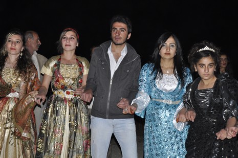 Yüksekova'da 10.10. Ekim 2010 tarihleri arasında evlenen çiftleri sizler için sayfamıza taşıdık. Yüksekova Güncel olarak tüm çiftlerimize mutluluklar dileriz