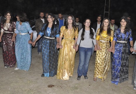 Yüksekova'da 10.10. Ekim 2010 tarihleri arasında evlenen çiftleri sizler için sayfamıza taşıdık. Yüksekova Güncel olarak tüm çiftlerimize mutluluklar dileriz