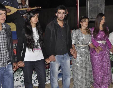 Yüksekova'da 10.10. Ekim 2010 tarihleri arasında evlenen çiftleri sizler için sayfamıza taşıdık. Yüksekova Güncel olarak tüm çiftlerimize mutluluklar dileriz