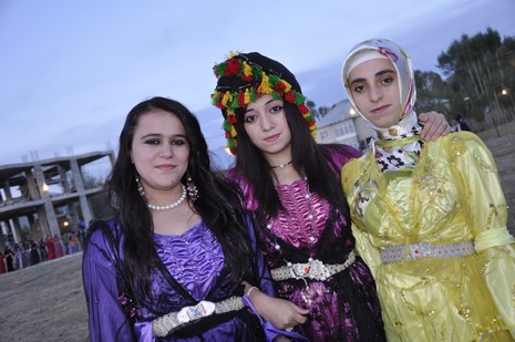 Yüksekova'da 10.10. Ekim 2010 tarihleri arasında evlenen çiftleri sizler için sayfamıza taşıdık. Yüksekova Güncel olarak tüm çiftlerimize mutluluklar dileriz