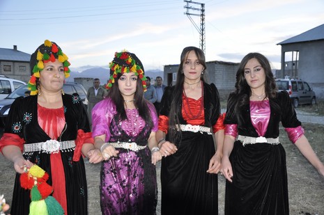 Yüksekova'da 10.10. Ekim 2010 tarihleri arasında evlenen çiftleri sizler için sayfamıza taşıdık. Yüksekova Güncel olarak tüm çiftlerimize mutluluklar dileriz