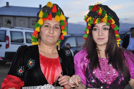 Yüksekova'da 10.10. Ekim 2010 tarihleri arasında evlenen çiftleri sizler için sayfamıza taşıdık. Yüksekova Güncel olarak tüm çiftlerimize mutluluklar dileriz