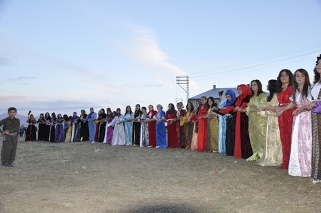 Yüksekova'da 10.10. Ekim 2010 tarihleri arasında evlenen çiftleri sizler için sayfamıza taşıdık. Yüksekova Güncel olarak tüm çiftlerimize mutluluklar dileriz