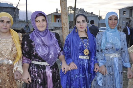 Yüksekova'da 10.10. Ekim 2010 tarihleri arasında evlenen çiftleri sizler için sayfamıza taşıdık. Yüksekova Güncel olarak tüm çiftlerimize mutluluklar dileriz