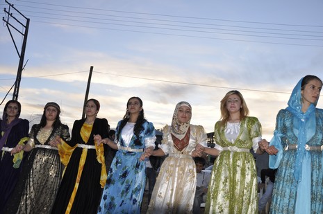 Yüksekova'da 10.10. Ekim 2010 tarihleri arasında evlenen çiftleri sizler için sayfamıza taşıdık. Yüksekova Güncel olarak tüm çiftlerimize mutluluklar dileriz