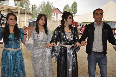 Yüksekova'da 10.10. Ekim 2010 tarihleri arasında evlenen çiftleri sizler için sayfamıza taşıdık. Yüksekova Güncel olarak tüm çiftlerimize mutluluklar dileriz