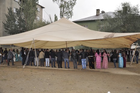 Yüksekova'da 10.10. Ekim 2010 tarihleri arasında evlenen çiftleri sizler için sayfamıza taşıdık. Yüksekova Güncel olarak tüm çiftlerimize mutluluklar dileriz