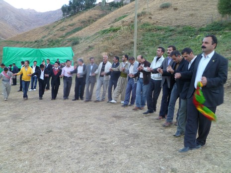 Yüksekova'da 10.10. Ekim 2010 tarihleri arasında evlenen çiftleri sizler için sayfamıza taşıdık. Yüksekova Güncel olarak tüm çiftlerimize mutluluklar dileriz