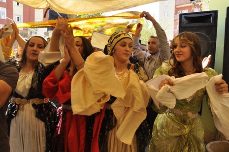 Yüksekova'da 10.10. Ekim 2010 tarihleri arasında evlenen çiftleri sizler için sayfamıza taşıdık. Yüksekova Güncel olarak tüm çiftlerimize mutluluklar dileriz