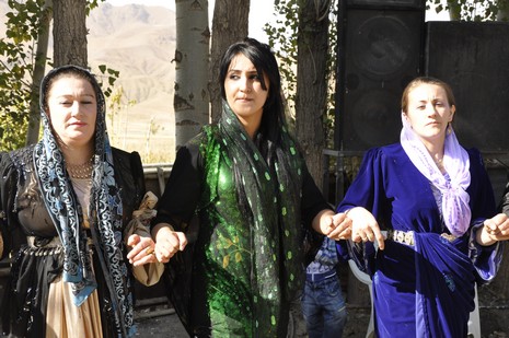 Yüksekova'da 10.10. Ekim 2010 tarihleri arasında evlenen çiftleri sizler için sayfamıza taşıdık. Yüksekova Güncel olarak tüm çiftlerimize mutluluklar dileriz