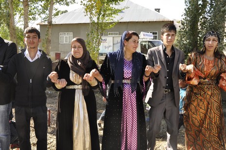 Yüksekova'da 10.10. Ekim 2010 tarihleri arasında evlenen çiftleri sizler için sayfamıza taşıdık. Yüksekova Güncel olarak tüm çiftlerimize mutluluklar dileriz