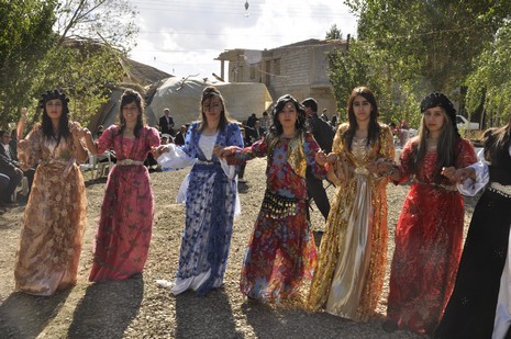 Yüksekova'da 10.10. Ekim 2010 tarihleri arasında evlenen çiftleri sizler için sayfamıza taşıdık. Yüksekova Güncel olarak tüm çiftlerimize mutluluklar dileriz