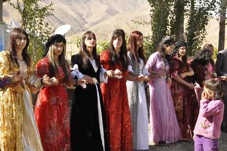 Yüksekova'da 10.10. Ekim 2010 tarihleri arasında evlenen çiftleri sizler için sayfamıza taşıdık. Yüksekova Güncel olarak tüm çiftlerimize mutluluklar dileriz