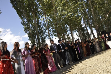 Yüksekova'da 10.10. Ekim 2010 tarihleri arasında evlenen çiftleri sizler için sayfamıza taşıdık. Yüksekova Güncel olarak tüm çiftlerimize mutluluklar dileriz