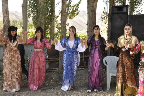 Yüksekova'da 10.10. Ekim 2010 tarihleri arasında evlenen çiftleri sizler için sayfamıza taşıdık. Yüksekova Güncel olarak tüm çiftlerimize mutluluklar dileriz