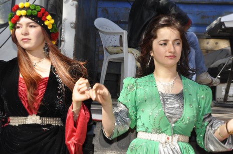 Yüksekova'da 10.10. Ekim 2010 tarihleri arasında evlenen çiftleri sizler için sayfamıza taşıdık. Yüksekova Güncel olarak tüm çiftlerimize mutluluklar dileriz