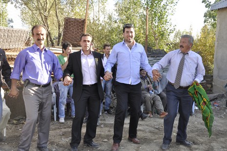 Yüksekova'da 10.10. Ekim 2010 tarihleri arasında evlenen çiftleri sizler için sayfamıza taşıdık. Yüksekova Güncel olarak tüm çiftlerimize mutluluklar dileriz