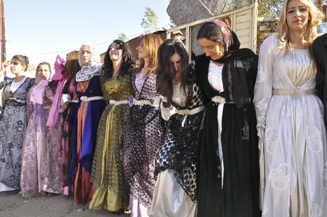 Yüksekova'da 10.10. Ekim 2010 tarihleri arasında evlenen çiftleri sizler için sayfamıza taşıdık. Yüksekova Güncel olarak tüm çiftlerimize mutluluklar dileriz