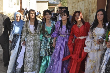 Yüksekova'da 10.10. Ekim 2010 tarihleri arasında evlenen çiftleri sizler için sayfamıza taşıdık. Yüksekova Güncel olarak tüm çiftlerimize mutluluklar dileriz