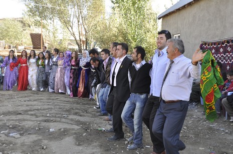 Yüksekova'da 10.10. Ekim 2010 tarihleri arasında evlenen çiftleri sizler için sayfamıza taşıdık. Yüksekova Güncel olarak tüm çiftlerimize mutluluklar dileriz