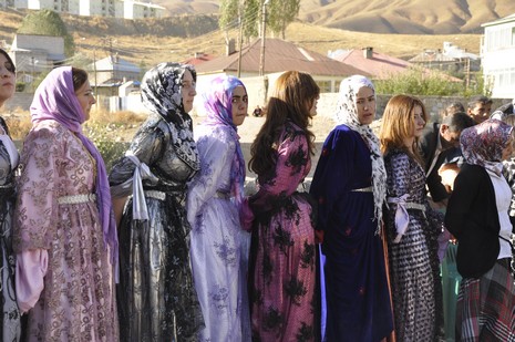 Yüksekova'da 10.10. Ekim 2010 tarihleri arasında evlenen çiftleri sizler için sayfamıza taşıdık. Yüksekova Güncel olarak tüm çiftlerimize mutluluklar dileriz