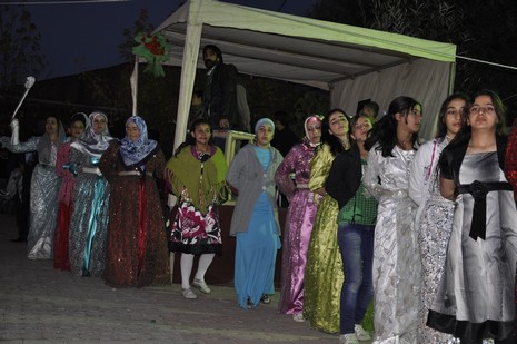 Yüksekova'da 10.10. Ekim 2010 tarihleri arasında evlenen çiftleri sizler için sayfamıza taşıdık. Yüksekova Güncel olarak tüm çiftlerimize mutluluklar dileriz