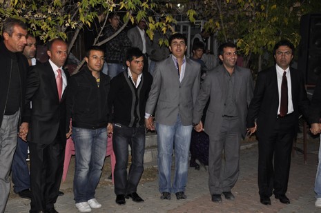 Yüksekova'da 10.10. Ekim 2010 tarihleri arasında evlenen çiftleri sizler için sayfamıza taşıdık. Yüksekova Güncel olarak tüm çiftlerimize mutluluklar dileriz