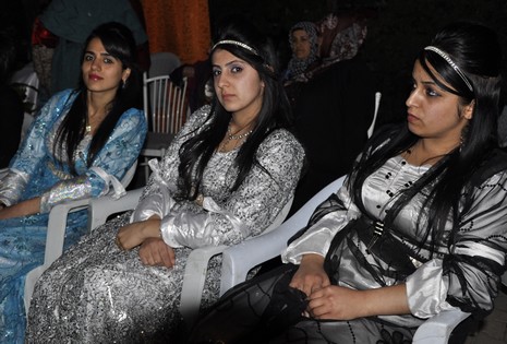 Yüksekova'da 10.10. Ekim 2010 tarihleri arasında evlenen çiftleri sizler için sayfamıza taşıdık. Yüksekova Güncel olarak tüm çiftlerimize mutluluklar dileriz