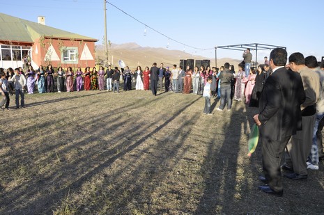 Yüksekova'da 10.10. Ekim 2010 tarihleri arasında evlenen çiftleri sizler için sayfamıza taşıdık. Yüksekova Güncel olarak tüm çiftlerimize mutluluklar dileriz