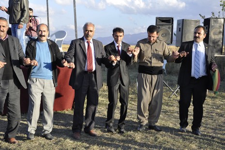 Yüksekova'da 10.10. Ekim 2010 tarihleri arasında evlenen çiftleri sizler için sayfamıza taşıdık. Yüksekova Güncel olarak tüm çiftlerimize mutluluklar dileriz