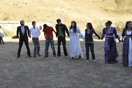 Yüksekova'da 10.10. Ekim 2010 tarihleri arasında evlenen çiftleri sizler için sayfamıza taşıdık. Yüksekova Güncel olarak tüm çiftlerimize mutluluklar dileriz