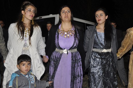 Yüksekova'da 16.17. Ekim 2010 tarihleri arasında evlenen çiftleri sizler için sayfamıza taşıdık. Yüksekova Güncel olarak tüm çiftlerimize mutluluklar