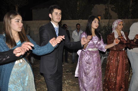 Yüksekova'da 16.17. Ekim 2010 tarihleri arasında evlenen çiftleri sizler için sayfamıza taşıdık. Yüksekova Güncel olarak tüm çiftlerimize mutluluklar