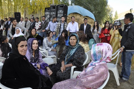 Yüksekova'da 16.17. Ekim 2010 tarihleri arasında evlenen çiftleri sizler için sayfamıza taşıdık. Yüksekova Güncel olarak tüm çiftlerimize mutluluklar