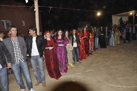 Yüksekova'da 16.17. Ekim 2010 tarihleri arasında evlenen çiftleri sizler için sayfamıza taşıdık. Yüksekova Güncel olarak tüm çiftlerimize mutluluklar