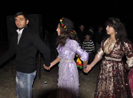 Yüksekova'da 16.17. Ekim 2010 tarihleri arasında evlenen çiftleri sizler için sayfamıza taşıdık. Yüksekova Güncel olarak tüm çiftlerimize mutluluklar