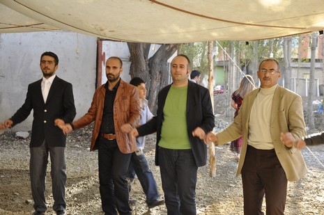 Yüksekova'da 16.17. Ekim 2010 tarihleri arasında evlenen çiftleri sizler için sayfamıza taşıdık. Yüksekova Güncel olarak tüm çiftlerimize mutluluklar