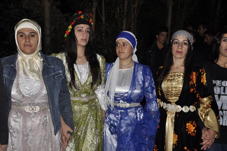 Yüksekova'da 16.17. Ekim 2010 tarihleri arasında evlenen çiftleri sizler için sayfamıza taşıdık. Yüksekova Güncel olarak tüm çiftlerimize mutluluklar