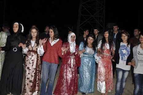 Yüksekova'da 16.17. Ekim 2010 tarihleri arasında evlenen çiftleri sizler için sayfamıza taşıdık. Yüksekova Güncel olarak tüm çiftlerimize mutluluklar