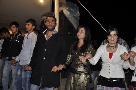 Yüksekova'da 16.17. Ekim 2010 tarihleri arasında evlenen çiftleri sizler için sayfamıza taşıdık. Yüksekova Güncel olarak tüm çiftlerimize mutluluklar