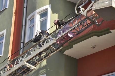 Yüksekova'da bir işyerinde çıkan yangın büyük paniğe neden oldu.